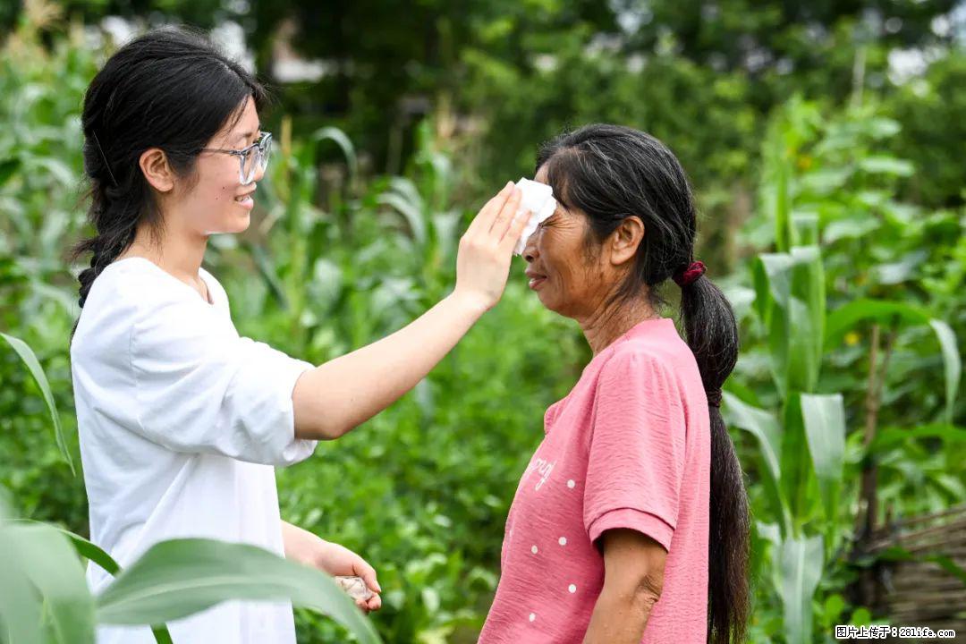 全网追的“扁担女孩”，找了一份暑假工，时薪12元 - 昆明生活资讯 - 昆明28生活网 km.28life.net