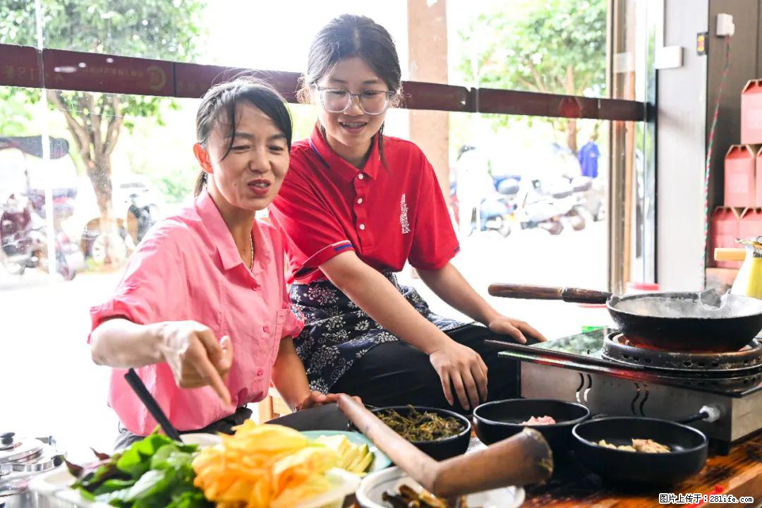 全网追的“扁担女孩”，找了一份暑假工，时薪12元 - 昆明生活资讯 - 昆明28生活网 km.28life.net
