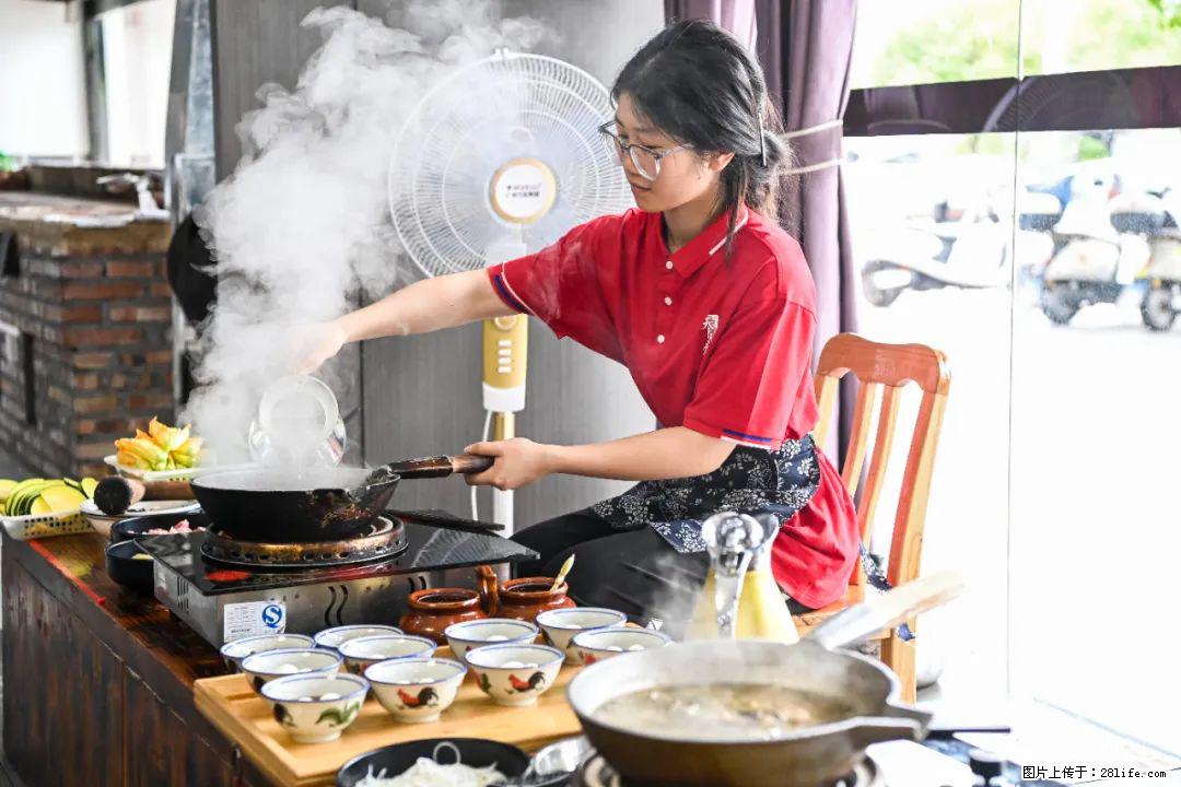 全网追的“扁担女孩”，找了一份暑假工，时薪12元 - 昆明生活资讯 - 昆明28生活网 km.28life.net